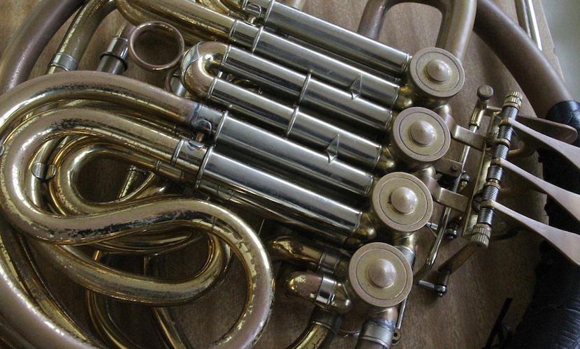【フルダブルホルン】ずっと生徒たちを支えてきた穴だらけのホルン‥。良い音を奏でるため新しい楽器が欲しいです。